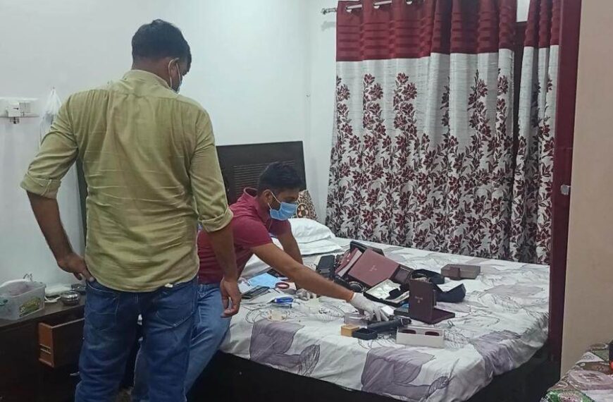 घर का ताला तोड़कर चोर उठा ले गए पच्चीस लाख…