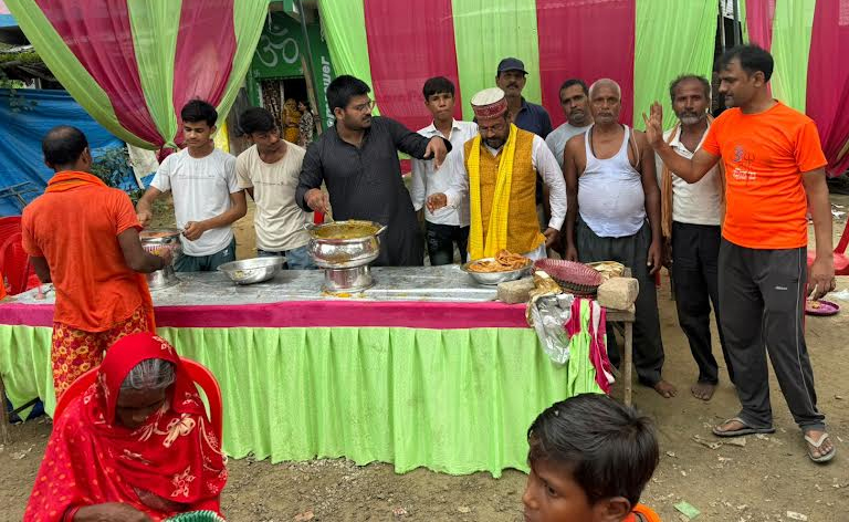 कांवड़ियों की सेवा के लिए भाजपा नेता ने लगाया शिविर