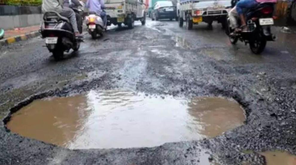 बरसात में सड़कों पर बने गड्ढों से बढ़े हादसे