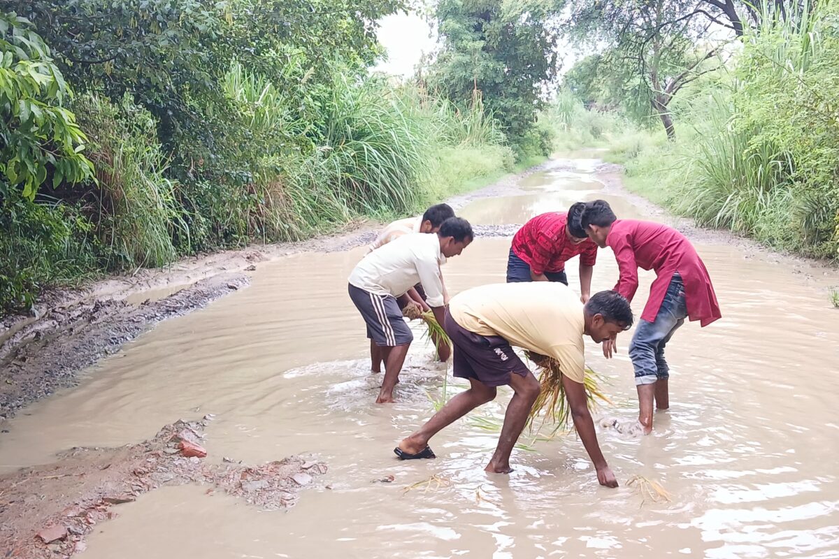 सड़क का हाल बदहाल, राहगीरों का चलना हुआ दूभर