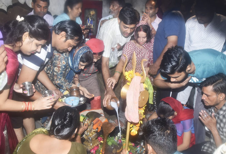 हर-हर महादेव के जयकारों से गूंजे शिवालय