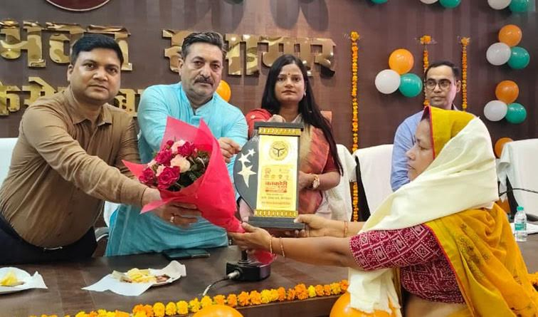 स्वतंत्रता संग्राम सेनानियों के परिजनों को किया गया सम्मानित