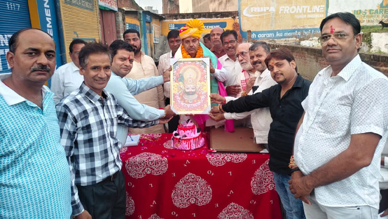 व्यापारियों ने केक काटकर मनाया महानगर अध्यक्ष का जन्मदिन