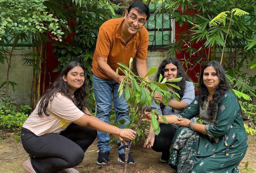 जन्मदिन व वर्षगांठ पर वृक्षारोपण कर दी जा सकती है समाज को नई दिशा:पोस्टमास्टर…