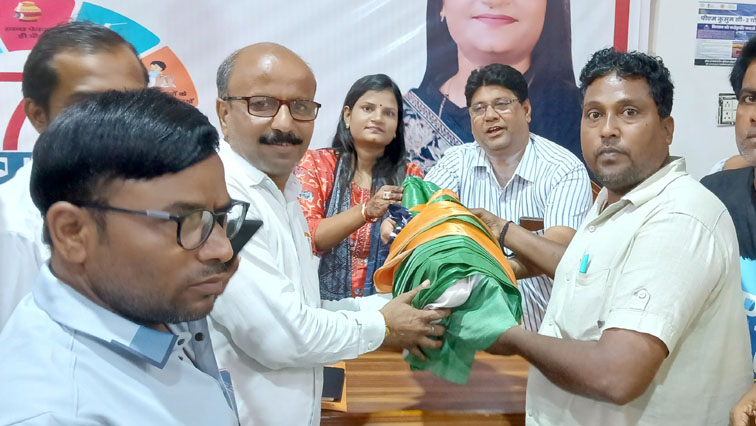 महापौर ने पार्षदों एवं सुपरवाइजरों को बांटे तिरंगा ध्वज
