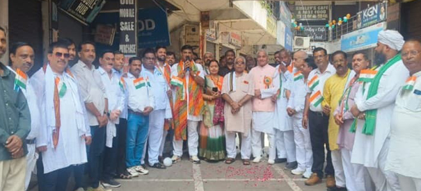 व्यापारियों ने स्वतंत्रता दिवस पर देश के शहीदों को किया नमन