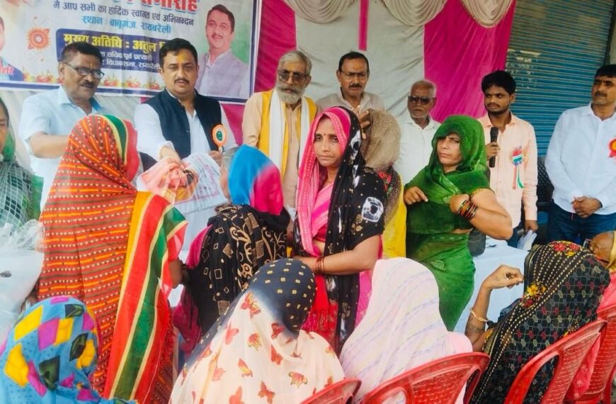 माताओं, बहनों ने कांग्रेसी नेता अतुल सिंह को बांधी राखी