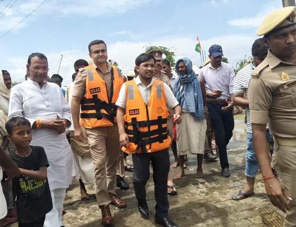 बाढ़ प्रभावित गांवों का जिलाधिकारी और पुलिस अधीक्षक…
