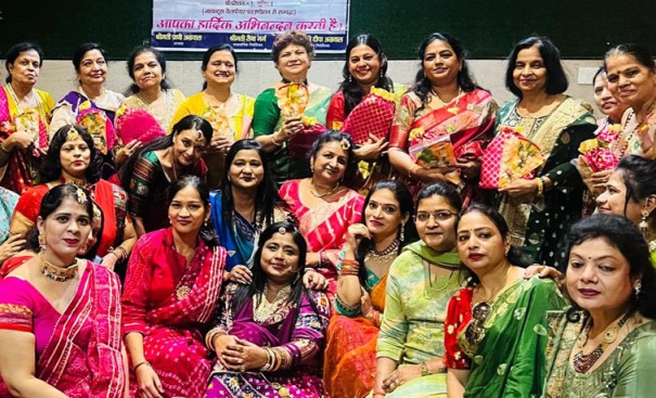 रंगारंग कार्यक्रमों की प्रस्तुति देकर कलाकारों ने मोहा मन