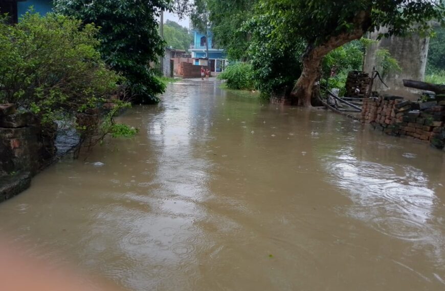 भारी वर्षा के कारण मनीरामपुर गांव में जलभराव