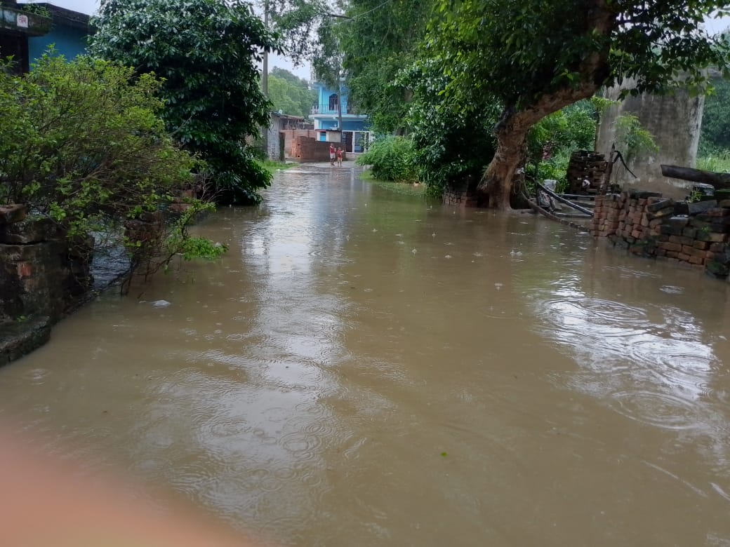 भारी वर्षा के कारण मनीरामपुर गांव में जलभराव