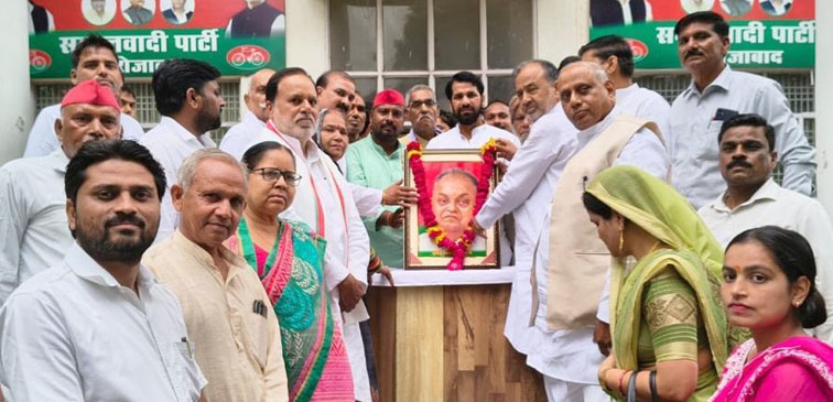 सपा कार्यालय पर मनाई गई छोटे लोहिया जनेश्वर मिश्र की 33वीं जयंती