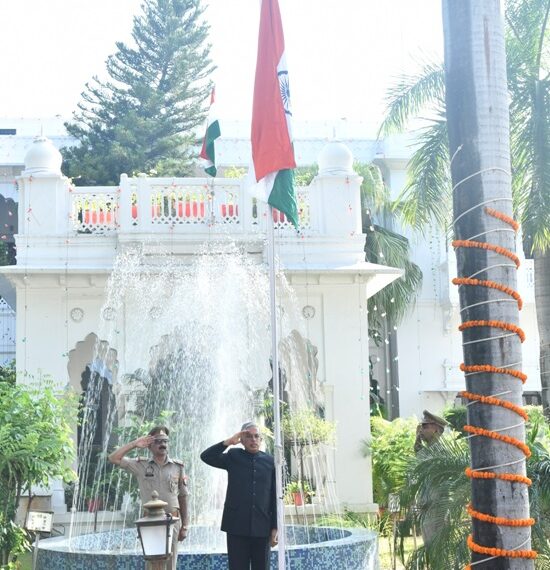 मुख्य सचिव ने 79वें स्वतंत्रता दिवस के अवसर पर अपने आवास पर राष्ट्रीय ध्वज फहराया