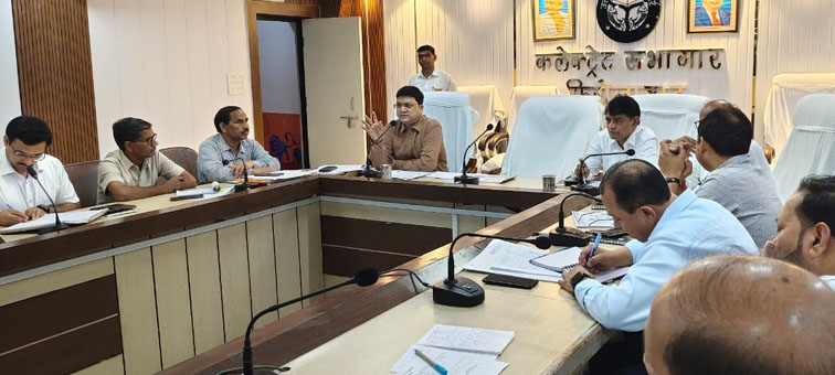 अनुपस्थित अधिकारियों का कटेगा एक दिन का वेतनः सीडीओ