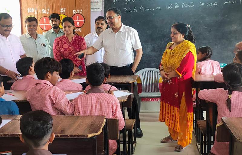राज्य परियोजना टीम ने विद्यालयों का निरीक्षण किया
