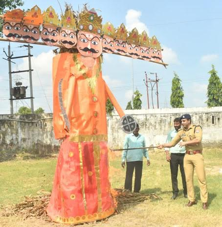 बुराई के प्रतीक रावण का पुतला हुआ दहन