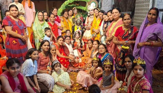 पालकी पर सवार हो निकली राधा रानी, लगे…