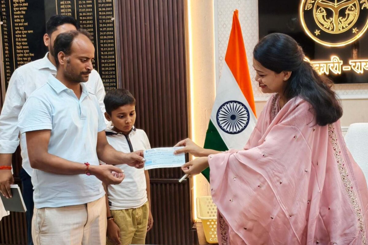 जनसुनवाई में पहुंचे फरियादी को मिली राहत, डीएम ने बच्चे के इलाज हेतु दी आर्थिक मदद