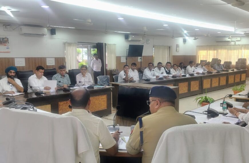 अवैध शस्त्र और मादक पदार्थों के खिलाफ जिलाधिकारी ने कड़ी कार्रवाई के निर्देश दिए