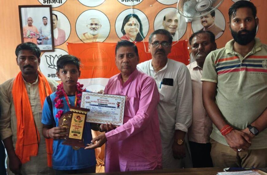 राज्य स्तरीय कुश्ती में चार स्वर्ण पदक जीतने वाली आयुषी देवी सम्मानित