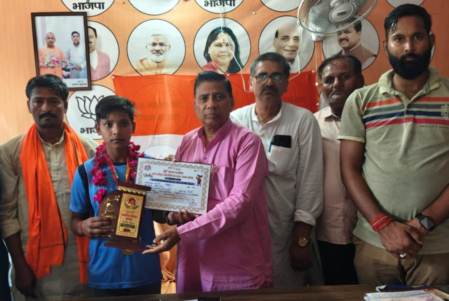 राज्य स्तरीय कुश्ती में चार स्वर्ण पदक जीतने वाली आयुषी देवी सम्मानित