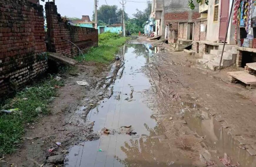 गांव के मुख्य मार्ग पर जलभराव, टूटी गलियां बनी हादसों की वजह