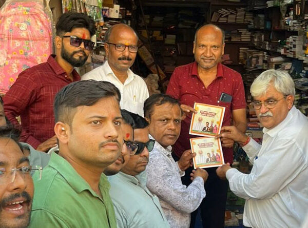 जनप्रतिनिधियों ने व्यापारियों से किया संवाद, बांटे जीएसटी…