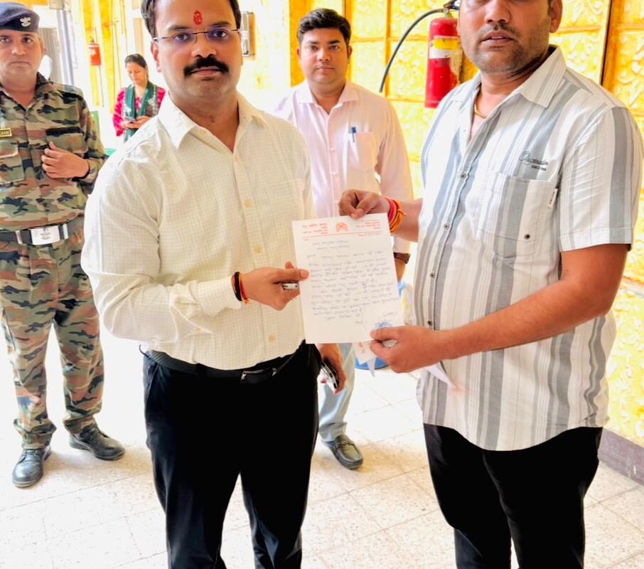 सरदार पटेल की प्रतिमा पर रंग-रोगन के लिए पार्षद पति ने सौंपा ज्ञापन