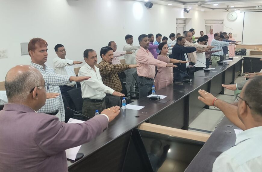 рд╕рд░рджрд╛рд░ рдкрдЯреЗрд▓ рдХреЛ рдХрд┐рдпрд╛ рдирдорди, рд░рд╛рд╖реНрдЯреНрд░реАрдп рдПрдХрддрд╛ рд╡ рдЕрдЦрдВрдбрддрд╛ рдХреА рд▓реА рд╢рдкрде