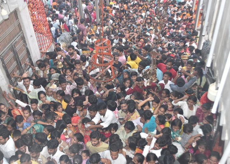 शारदीय नवरात्रि की नवमी पर घर-घर हुआ कन्या पूजन