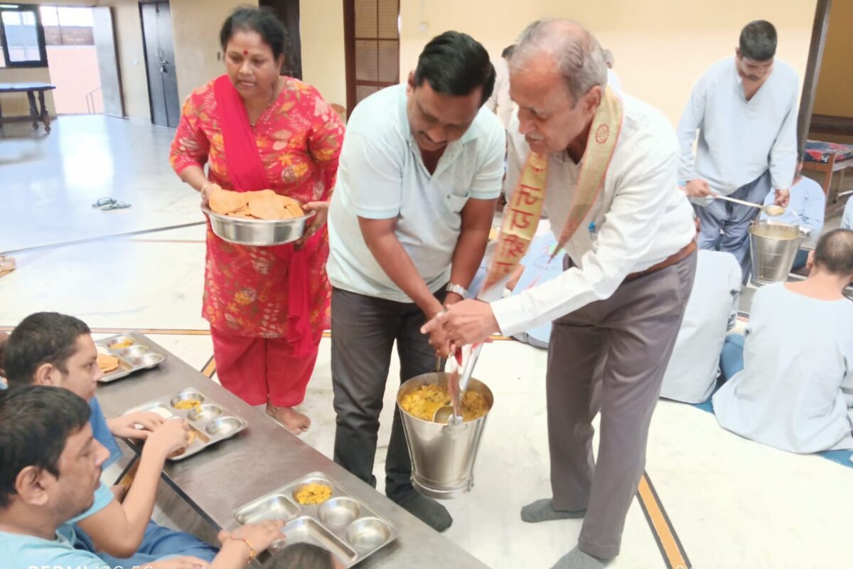 समाजसेवी श्याम बिहारी भार्गव ने ‘अपना घर आश्रम’ में 101 प्रभुजनों को कराकर मनाई वर्षगांठ