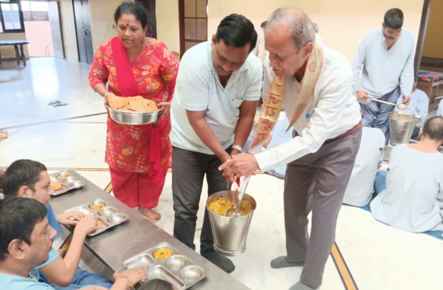 समाजसेवी श्याम बिहारी भार्गव ने ‘अपना घर आश्रम’ में 101 प्रभुजनों को कराकर मनाई वर्षगांठ