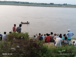 विसर्जन के दौरान यमुना नदी में डूबीं दो…