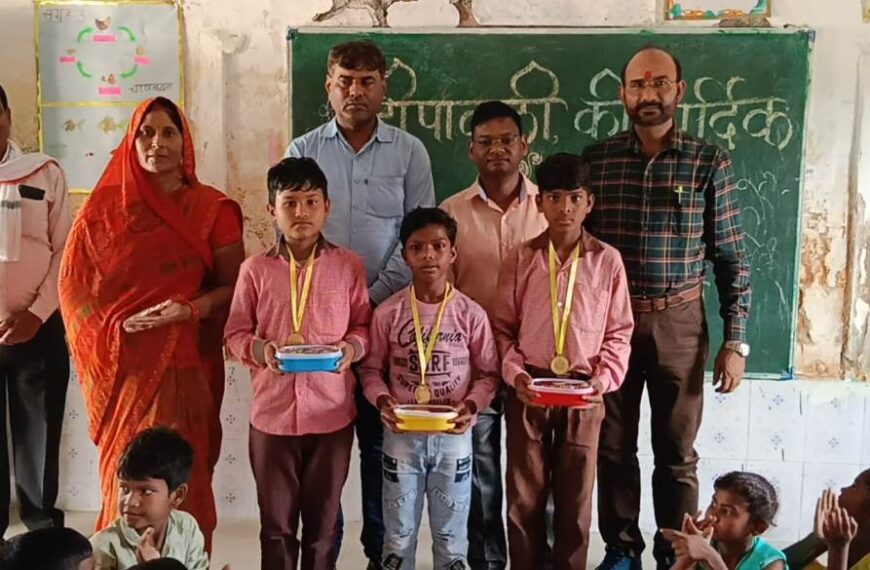 दीपावली की पूर्व संध्या पर बच्चों ने बनाई रंगोली