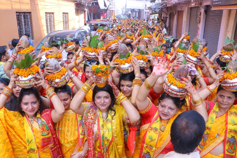 मंगल कलश यात्रा के साथ श्रीमद्भागवत कथा का शुभारम्भ