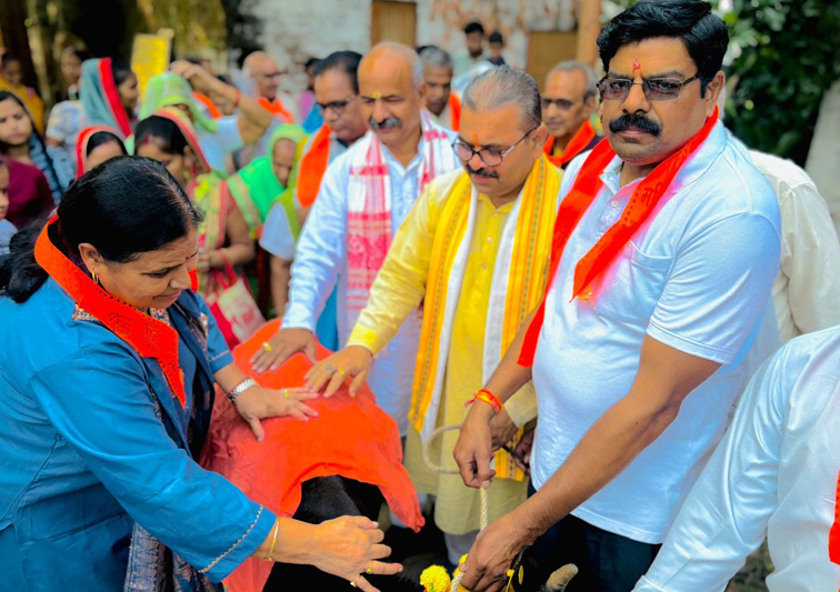 सुंदरकांड पाठ, गौ पूजन, हवन यज्ञ में दी आहूतियां