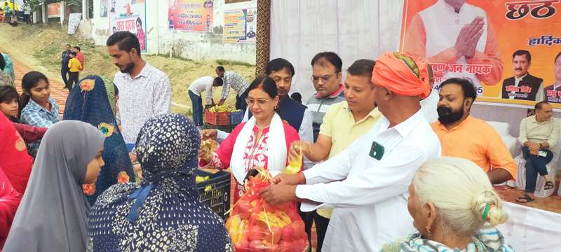 कमला फाउंडेशन की अध्यक्ष पूनम सिंह ने राजघाट पर व्रती महिलाओं संग की सूर्योपासना