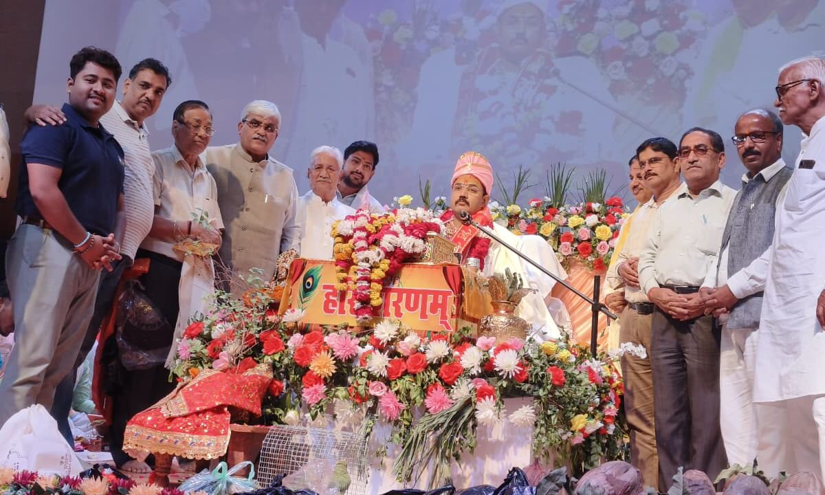 “तिहारे माथे मुकुट विराज रहो, श्री गोवर्धन महाराज…”