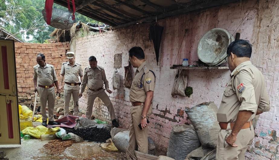 आबकारी और पुलिस विभाग की संयुक्त टीम ने पकड़ी 36 लीटर अवैध कच्ची शराब