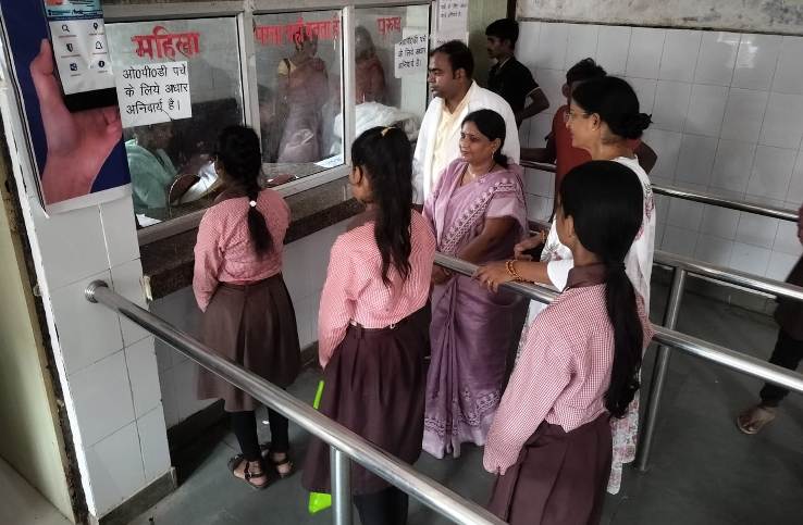 स्कूली छात्राओं ने महाराणा प्रताप सामुदायिक स्वास्थ्य केंद्र का किया भ्रमण