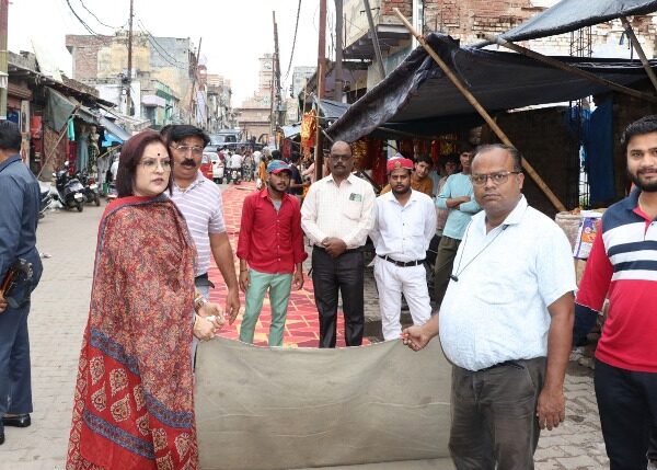 पालिका अध्यक्ष ने श्रद्धालुओं की सुविधा हेतु बिछवाए…