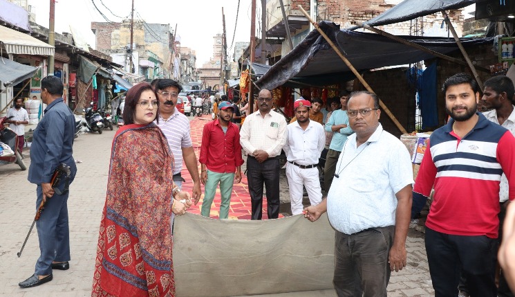 पालिका अध्यक्ष ने श्रद्धालुओं की सुविधा हेतु बिछवाए कारपेट