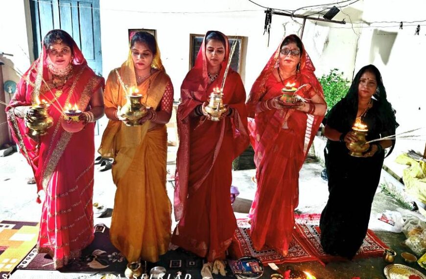 करवा चौथ: चंद्रदेव की पूजा कर माँगा अखंड सौभाग्य का वरदान