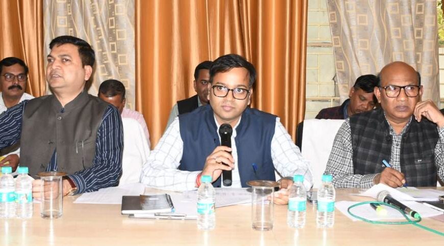 कार्य में लापरवाही बरतने पर सुपरवाइजर और बीएलओ का एक दिन का वेतन कटा