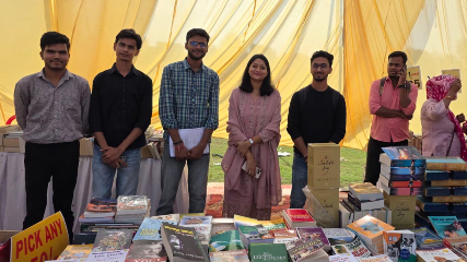 जिलाधिकारी हर्षिता माथुर ने किया पुस्तक मेला का भ्रमण, बच्चों से संवाद कर बढ़ाया उत्साह