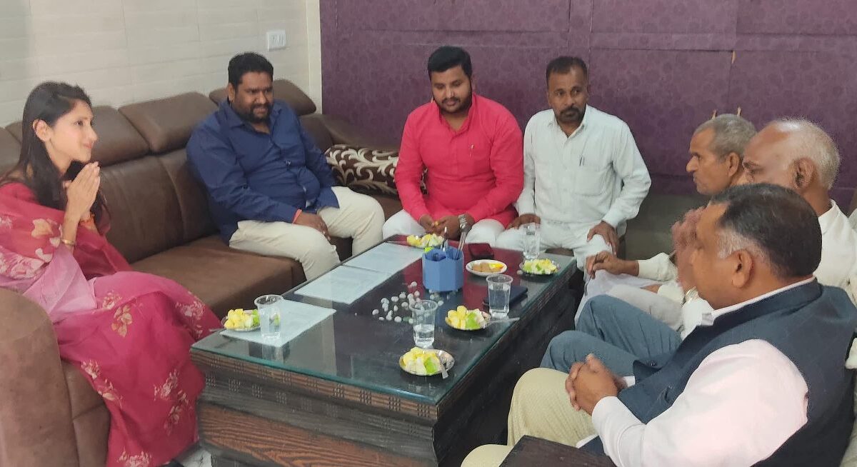 рд╡рд┐рдзрд╛рдпрдХ рдЕрджрд┐рддрд┐ рд╕рд┐рдВрд╣ рдиреЗ рджреА рд╢реНрд░рджреНрдзрд╛рдВрдЬрд▓рд┐, рдЕрд╕реНрд╡рд╕реНрде рд╕рдорд╛рдЬрд╕реЗрд╡реА рд░рд╛рдЬрдХреБрдорд╛рд░ рдЪреМрдзрд░реА рд╕реЗ рдХреА рднреЗрдВрдЯ