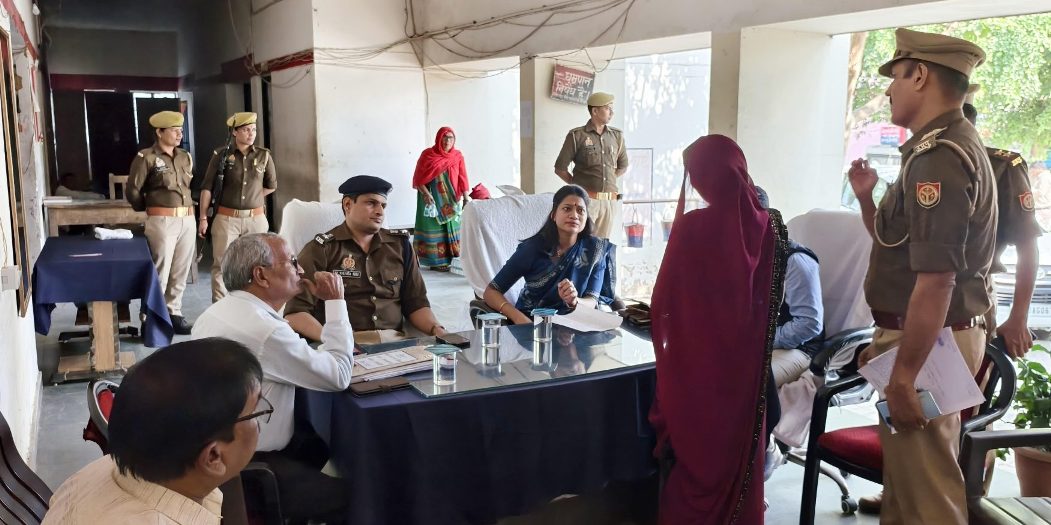 थाना दिवस पर डीएम-एसपी ने सुनी लोगों की शिकायतें