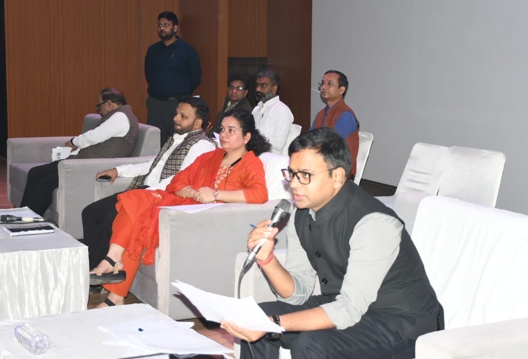 डीएम ने एसआईआर प्रशिक्षण का किया निरीक्षण, लापरवाह बीएलओ को नोटिस