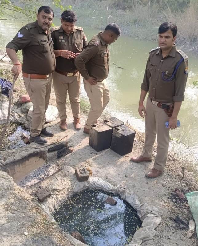 आबकारी एवं पुलिस विभाग की संयुक्त टीम द्वारा अवैध कच्ची शराब के अड्डों पर कार्रवाई