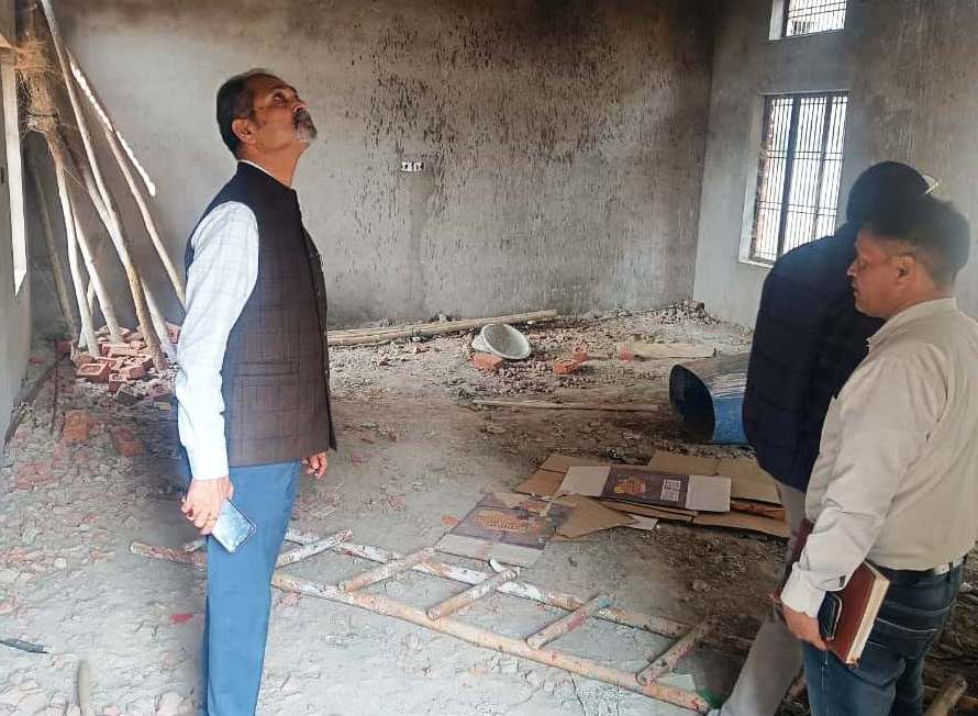 मुख्य विकास अधिकारी के निरीक्षण में निर्माण कार्य संतोषजनक, पंचायत सचिवालय पर लापरवाही उजागर